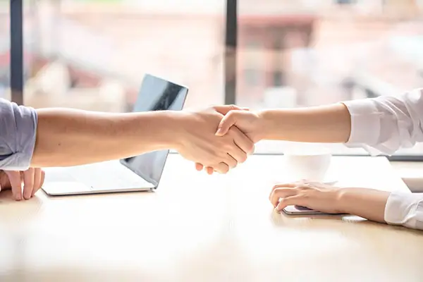 头上套鼓什么含义